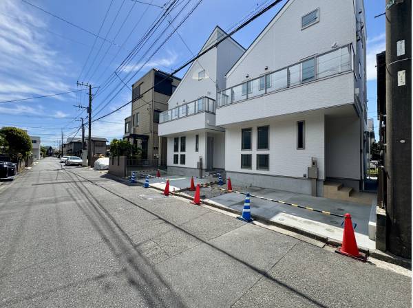 前面道路は６ｍ幅があり開放的です。