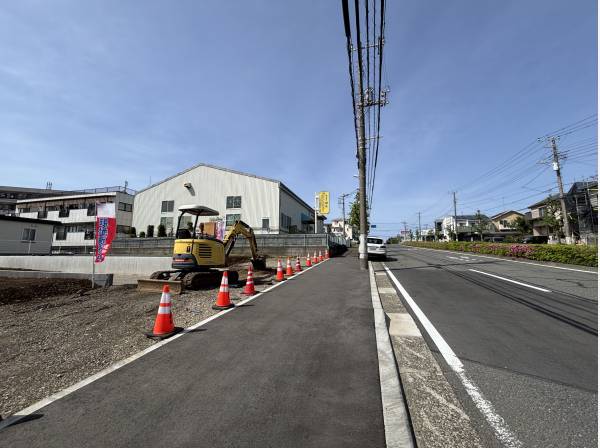 広い道路に面し、歩道もしっかりと整備された安心の環境