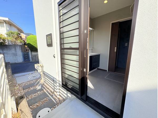 サニタリールームへは外から直接アプローチ可能