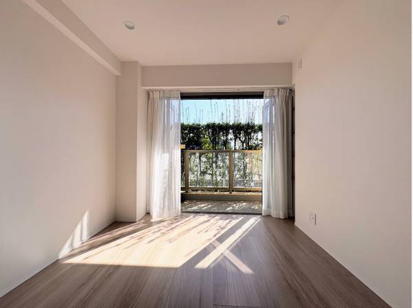 洋室も植栽で道路からのプライバシーは守られています