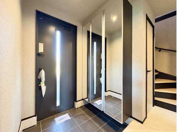 大きな鏡付きの玄関スペース