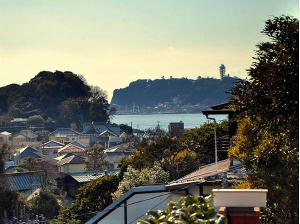 ルーフバルコニーからは江ノ島を望む眺望が待っています。イメージ写真