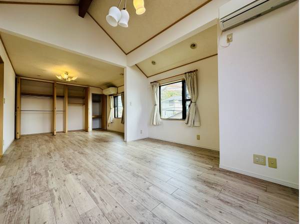 約16.2帖の主寝室/天井が高く、収納も大容量