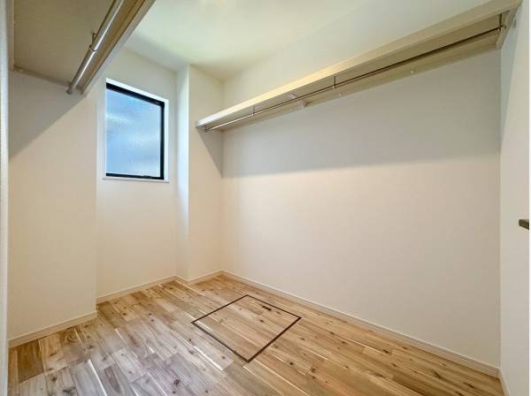 奥行きたっぷりのWICは窓もあり通気性も良好です