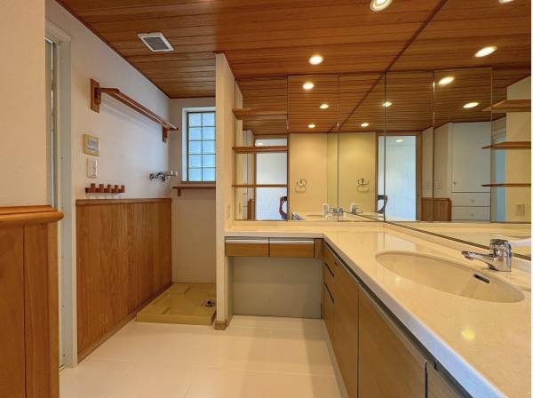 洗面、脱衣室は本物の木がふんだんに使われて良い雰囲気且つ、豪華♪
