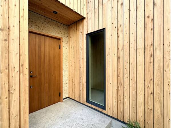 木のぬくもりを感じる外観