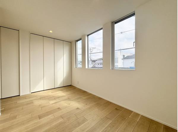 洋室は全部で3室ございます。