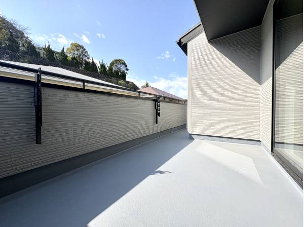 奥行きのあるワイドバルコニー。洗濯物もゆったり干せます。