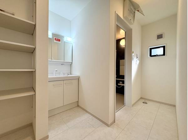 収納棚と洗面がまとまり日々の身支度がしやすいレイアウトです