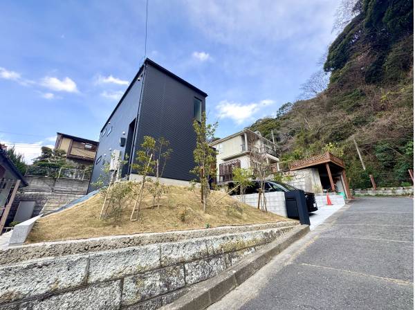 鎌倉の緑に映える、シックでモダンな意匠。