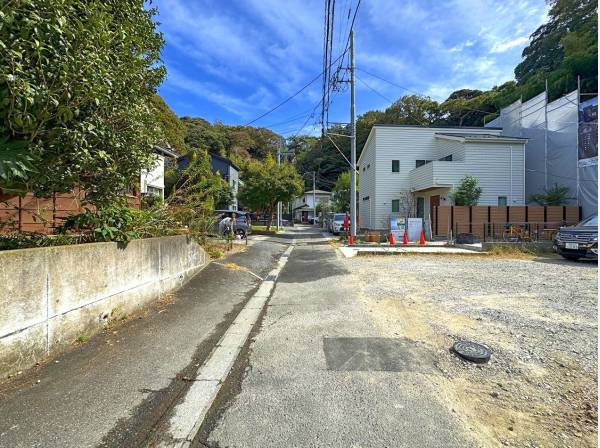 前面道路の様子。セットバック済みです。