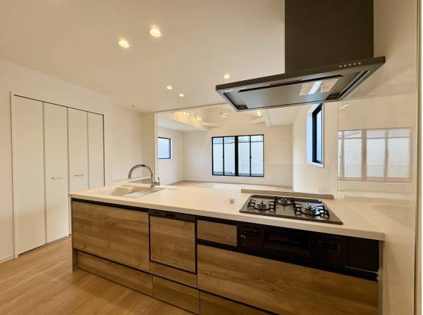 食洗器付きの対面式システムキッチン