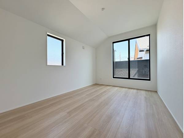 バルコニーと繋がる洋室