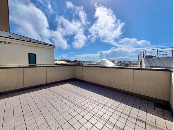 広いバルコニーは、ガーデニングや家庭菜園を楽しむ空間としても利用できま