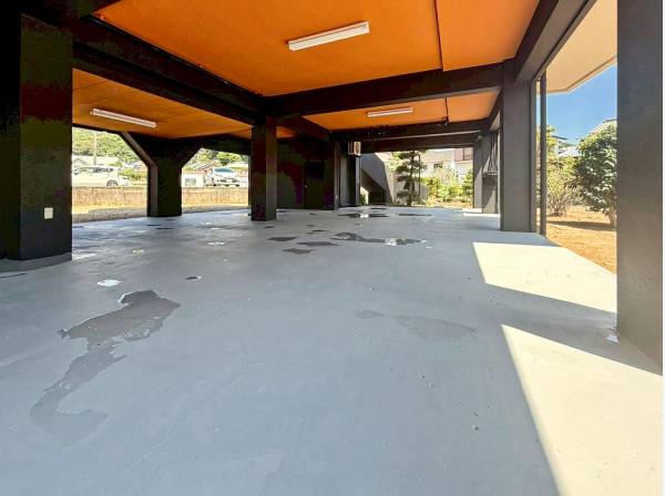 ゲストをスムーズに迎えられるゆとりあるカースペースを確保