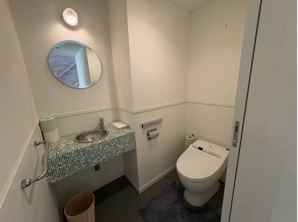 １階のおトイレで手洗いもついています