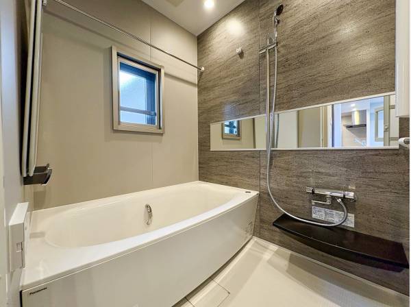 窓付きのバスルームで明るさも◎