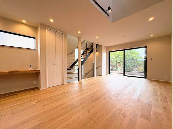 自然素材に囲まれた開放感あるLDK