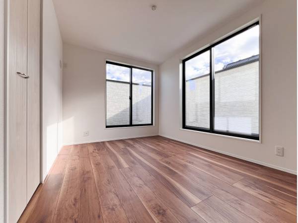 Ｌ字バルコニーに面した主寝室には大型ＷＩＣ付き