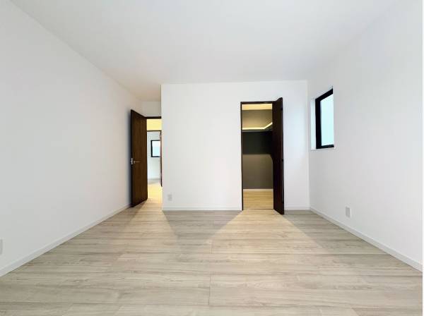 1階洋室、ウォークインクローゼットも完備