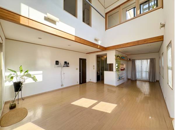 高窓からの木漏れ日が心地よい22.5帖の広々LDK