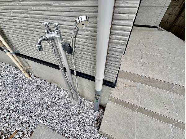 玄関にシャワーがあるので、いろいろな場面で使えます。