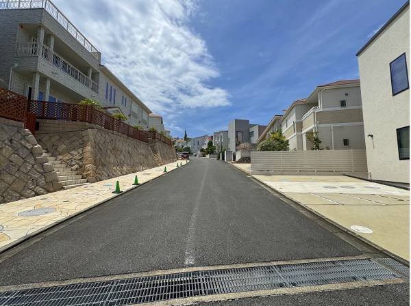 前面道路は広々。交通量は少ないです。素敵な建物が多い別荘街の風情が。