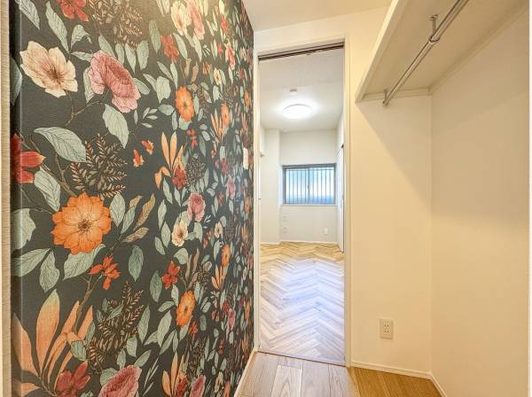 花柄クロスが可愛いウォークスルークローゼット