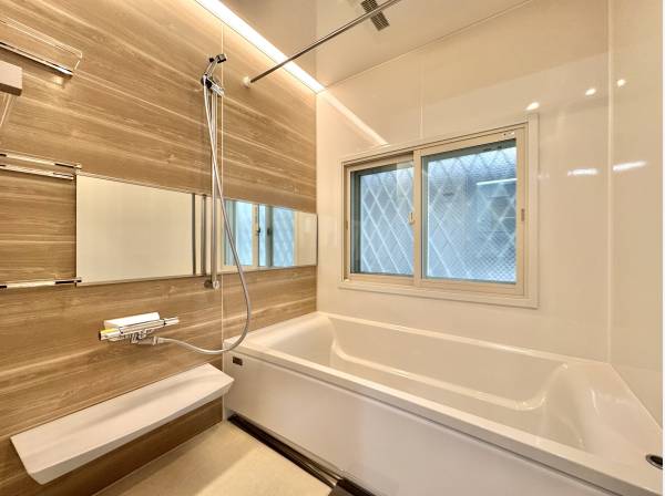 一日の疲れを癒すゆとりのバスルーム。窓付きで換気もしやすい設計。