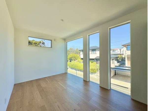 見たい景色だけを切り取る窓、どこに身を置いてもくつろげる癒しの空間
