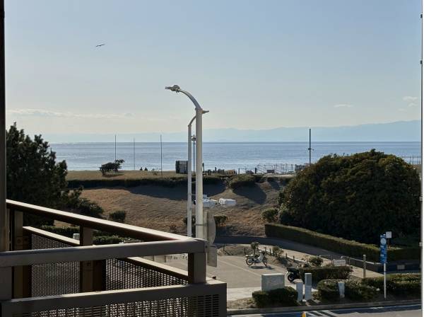 バルコニーから海を眺めます。