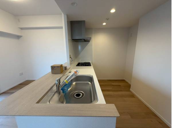 広々としたキッチン、背面もゆとりがございます