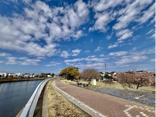 西方公園まで約2分（約170m）。
公園の目の前は境川です。