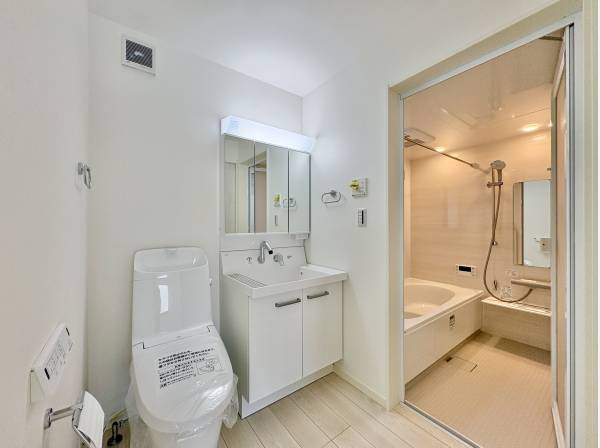 洗面室は白を基調とした清潔感のある空間です