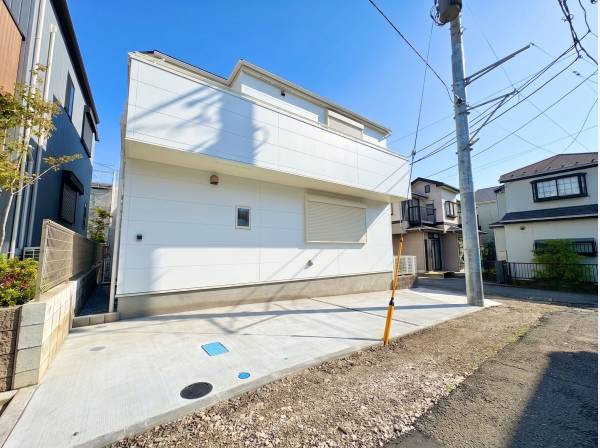 角地の開放感を生かした、すっきりとした佇まい。