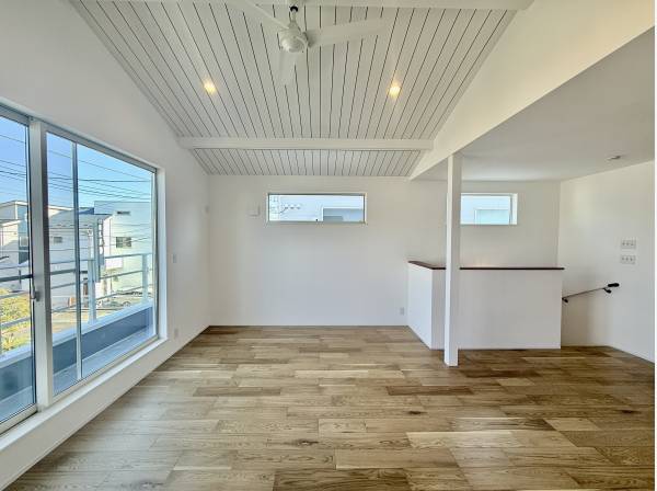 勾配天井で開放的なリビングルーム