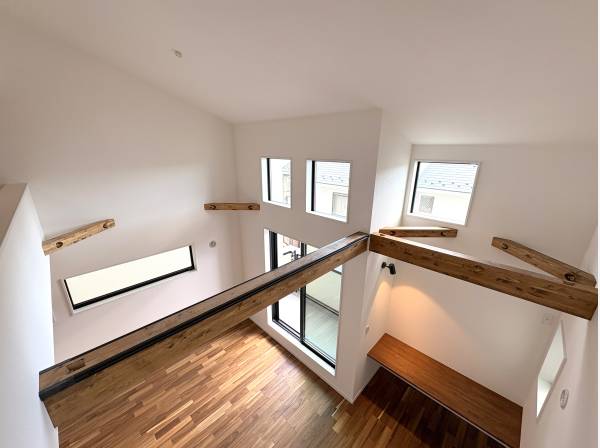 明るく開放的なリビングには家族が自然と集まりそう