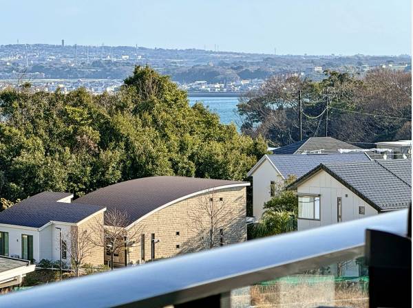 バルコニーから少し海も見え、海までの近さを感じられます。（海まで約750ｍ）