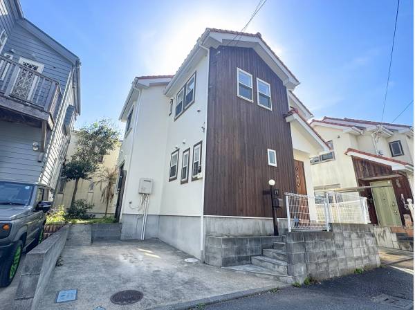 ダークトーンの木目調が引き締まった印象を与える外観