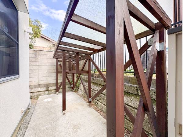 玄関奥に配置されたスペースは、自転車やサーフボード置き場に重宝します