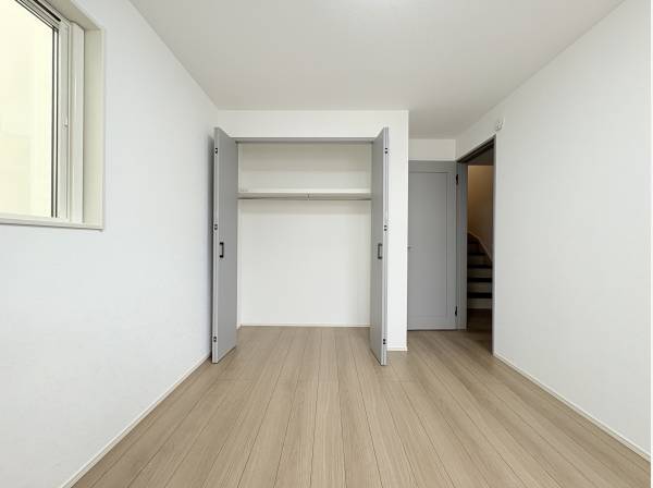2階のこちらの洋室は、約6帖ございます。