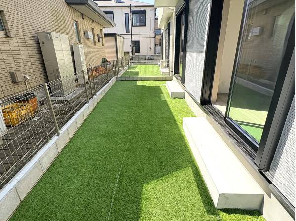 人工芝で緑豊か！手入れ不要で、清潔感のある快適な庭スペース