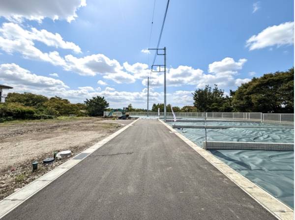 新設された広い道路
