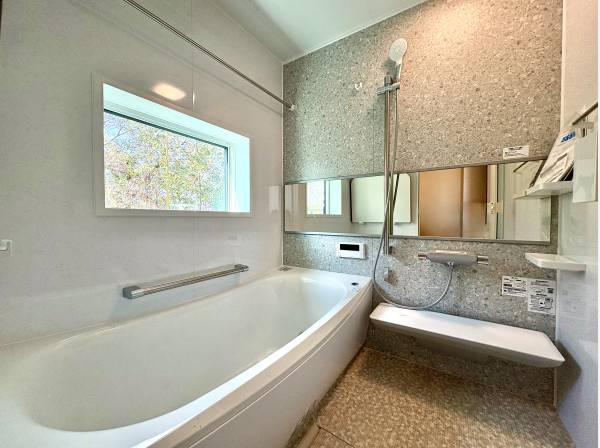 1日の疲れを癒すバスルーム。窓からは緑を眺めます。