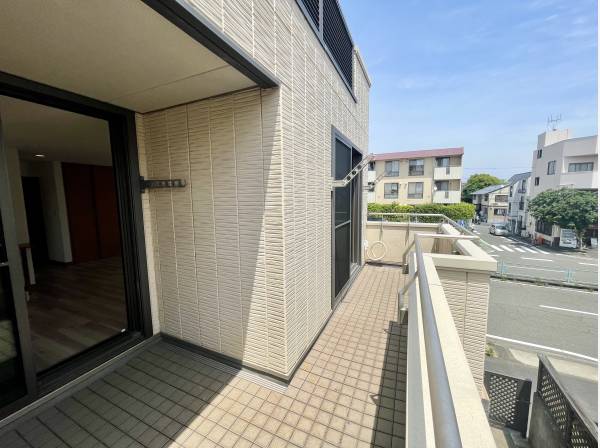 バルコニーは2窓から出入り可能