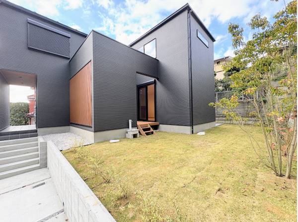 大きなお庭もありガーデニングも楽しめます