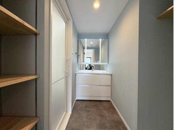 クロスがお洒落なサニタリースペース