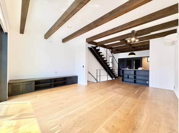 陽の光がたっぷり差し込むリビングダイニング