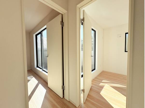 バルコニーは2部屋から行き来できます