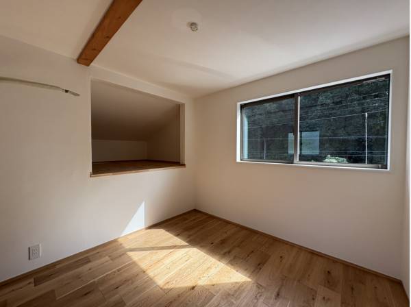 2階居室、窓からはあたたかい日差しと緑豊かな自然を